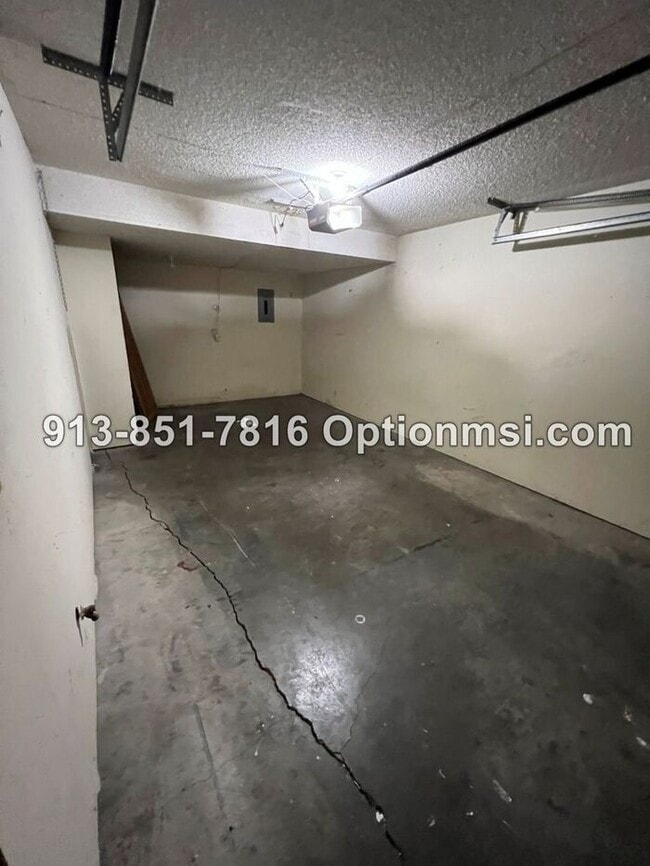 Building Photo - Half duplex AVAILABLE NOW