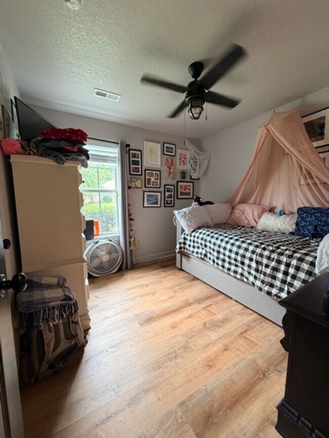 Building Photo - 3 bed & 2 bath home in established neighborhood