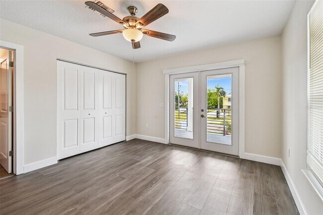Building Photo - 650 E Tarpon Ave