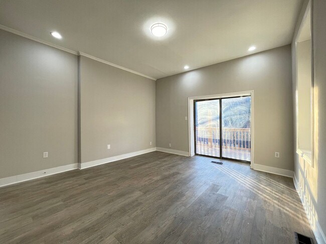Building Photo - 2259 Loth St