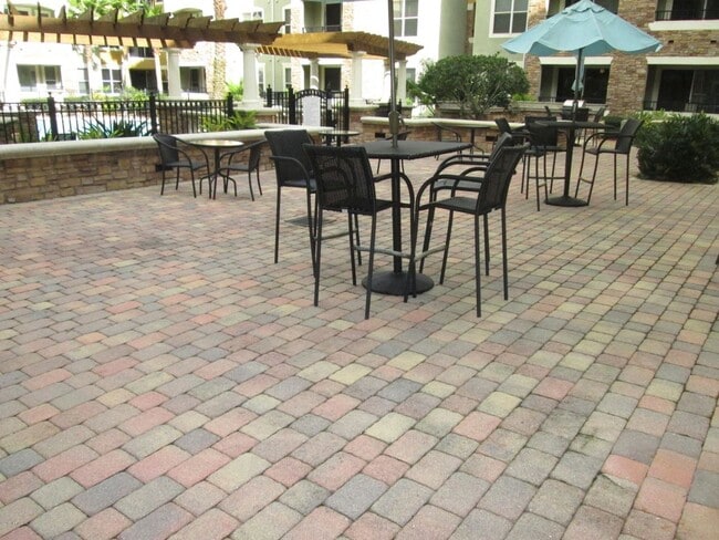 Building Photo - Cute 2 bedroom / 2 bath unit in beautiful ...