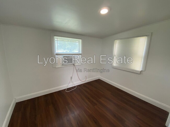 Building Photo - 717 Burdick Ave