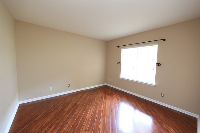 Building Photo - Spacious Townhome in Amazing NW Raleigh Lo...