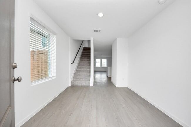 Building Photo - 10410 Birds Nest Dr