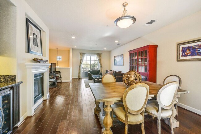 Building Photo - UPDATED LARGE 1600 sq/ft 3BR/3.5BA Central Mtn View Townhome AVAILABLE NOW