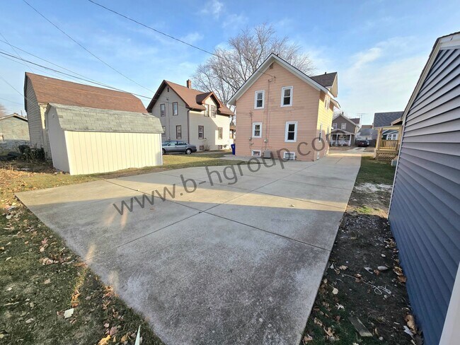 Building Photo - Spacious Single Family Home