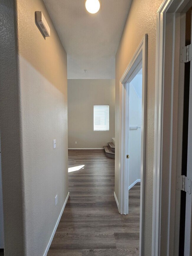 Building Photo - Terrific 3 bed + Loft 2 Car Need Space? Th...