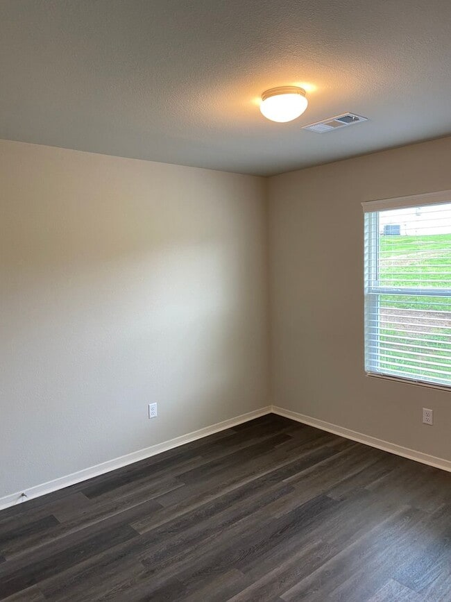 Building Photo - Preleasing Now! Four Bedroom | Two Bathroom Home in Fairview Haven