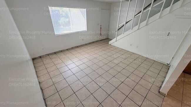 Building Photo - 2 bedroom 1.5 bathroom townhome