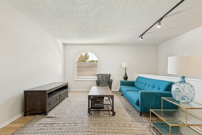 Building Photo - Welcome Home to this beautiful 2-bedroom, 2-bath Condo in highly sought-after Olmos Park Townhomes