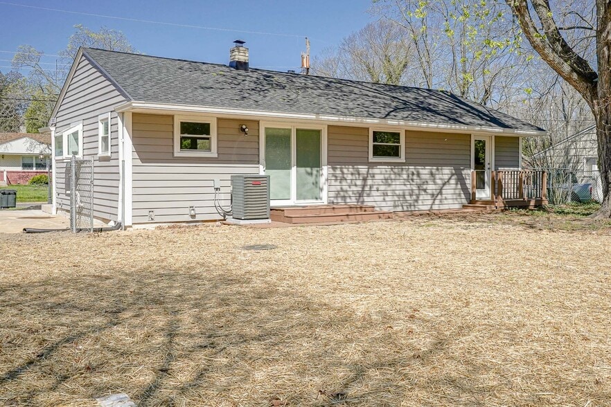 Building Photo - 311 Oakwood Dr