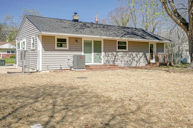Building Photo - 311 Oakwood Dr
