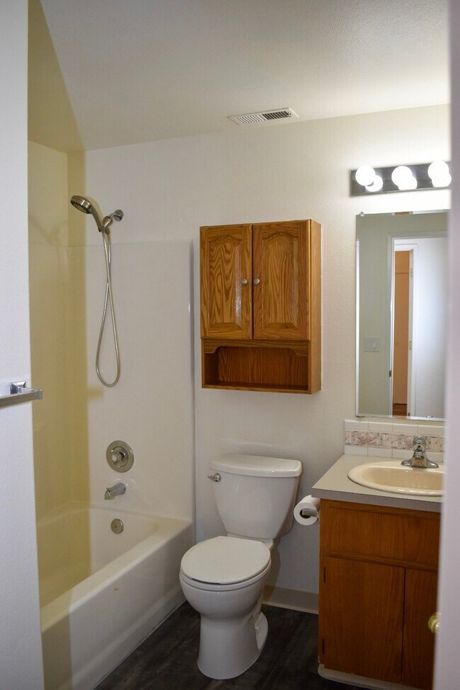 Building Photo - Great 3BD Ranch in Orchards- Gorgeous Laminate Floors Throughout!