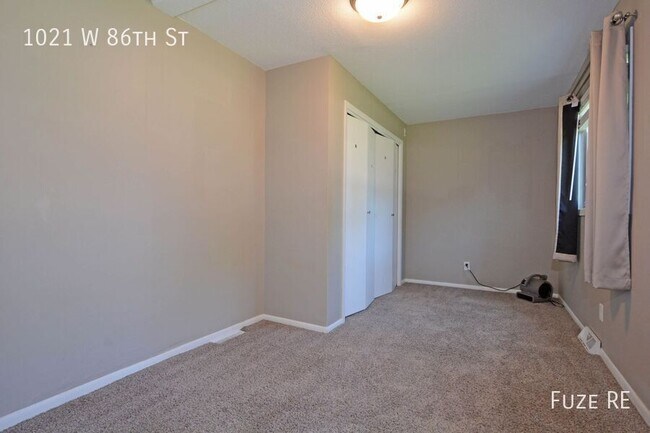 Building Photo - 1021 W 86th St