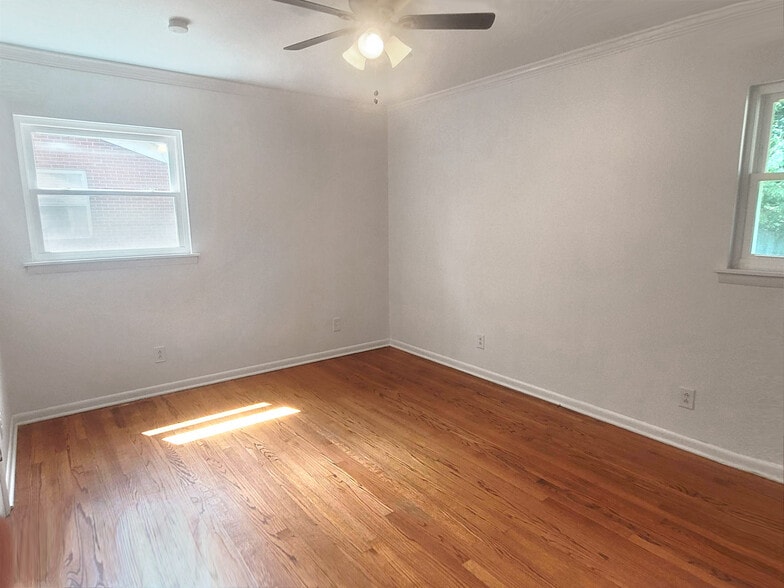 Building Photo - 2021 Greenbrier Rd