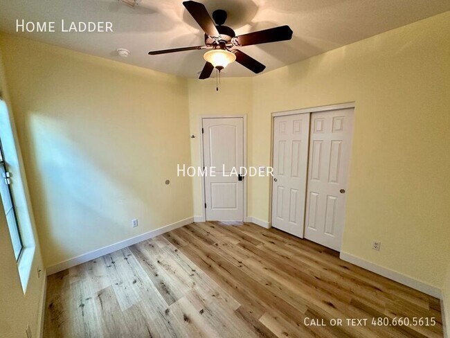 Building Photo - 3064 E Palmdale Ln