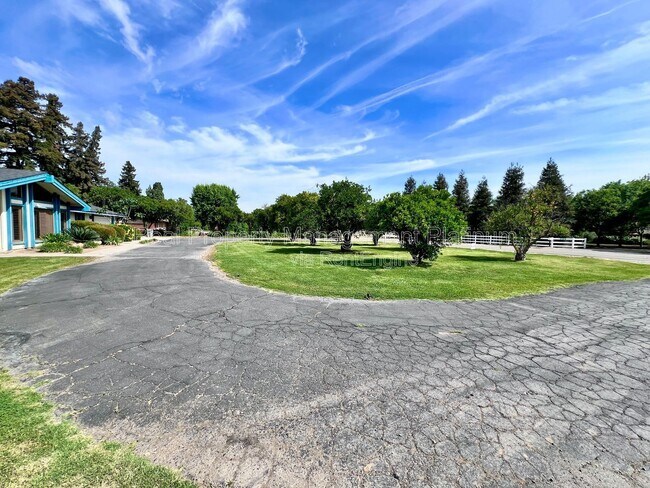 Building Photo - 9193 N Fowler Ave