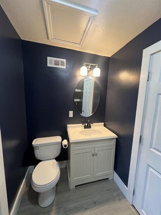 Building Photo - Lenoir City 37771 - Charming 3-Bed, 1.5-Bath Farm-Style Home Within City Limits - Contact Chad We...