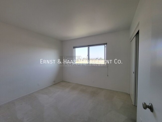 Building Photo - Beautiful 4 Bedroom 2.5 Bath Executive Hom...