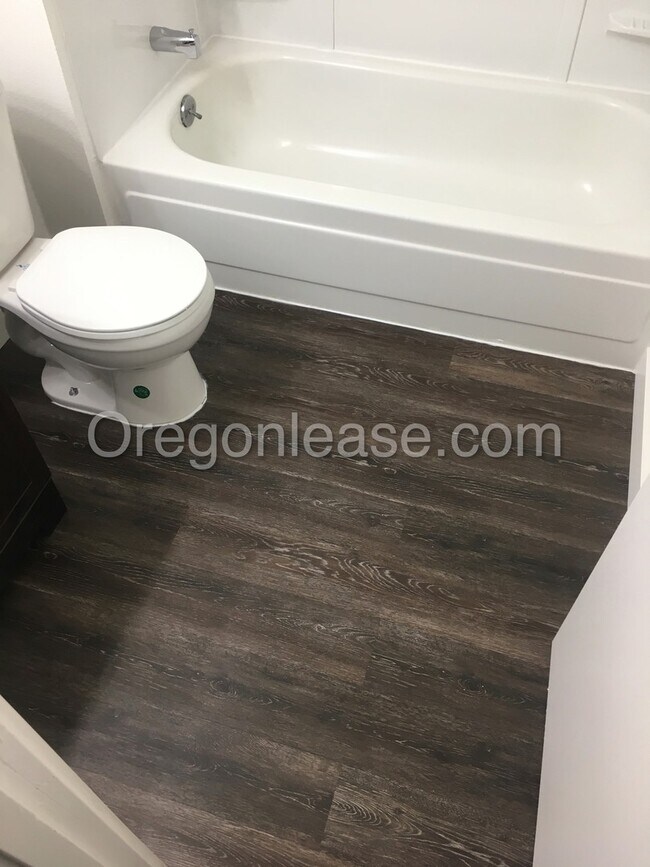 Building Photo - 2 bed 1.5 bath West Springfield Townhouse