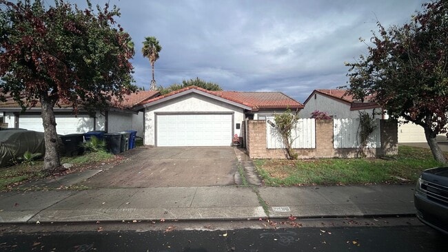 Building Photo - 2109 Sharon Way