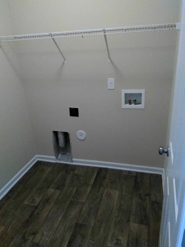 Building Photo - Spacious 4 Bedroom, 2.5 Bathroom Home!