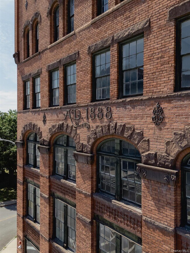 Building Photo - 155 River St