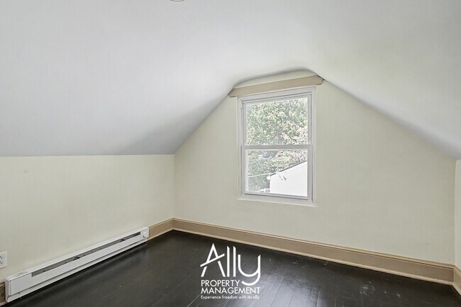 Building Photo - 2550 Woodland Dr