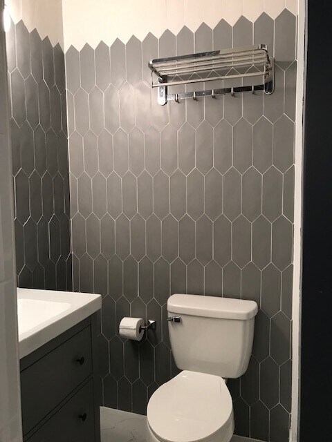 102 Bathroom - 3505 Race St