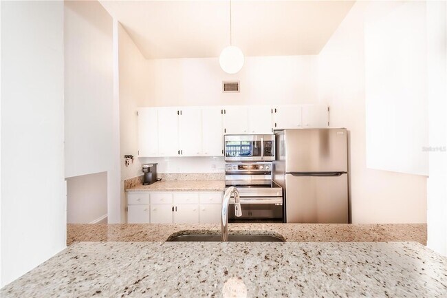 Building Photo - 722 White Pine Tree Rd