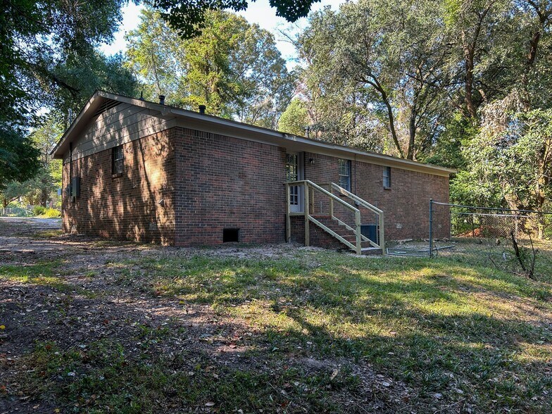 Building Photo - 1716 Northview Dr