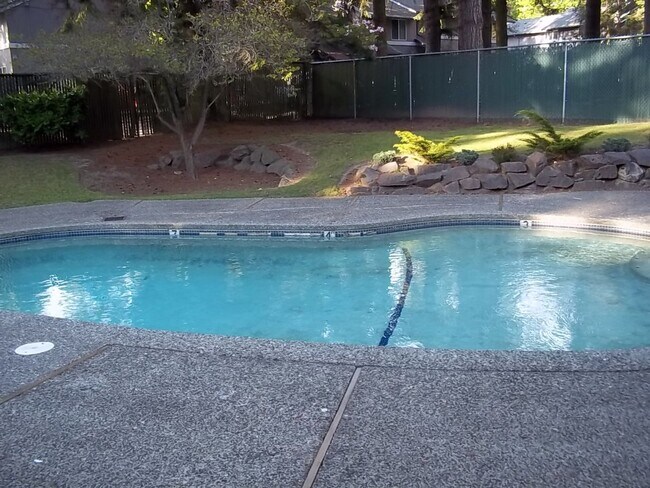 Building Photo - Ground Floor unit with a nice upgrade and small fenced Patio