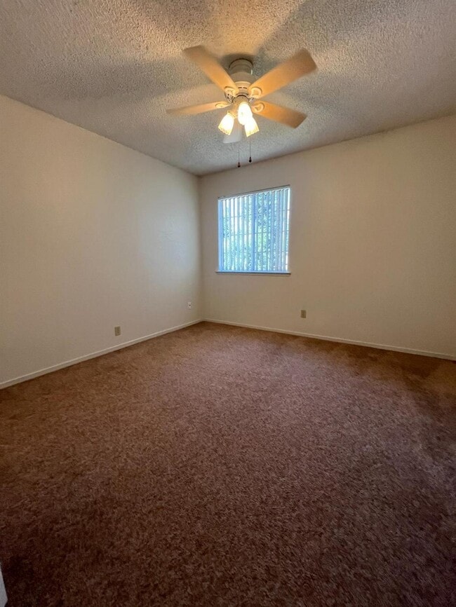 Building Photo - 763 E Robin Ln