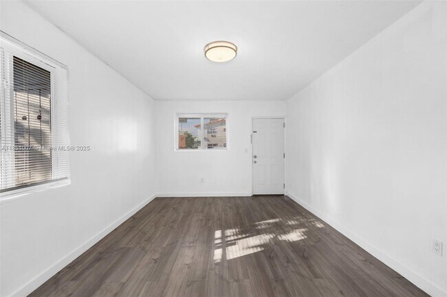 Building Photo - 842 SW 3rd St
