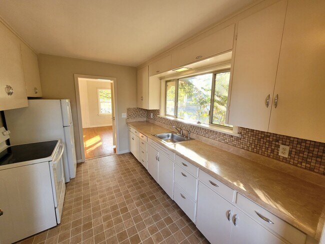 Building Photo - 2 Bed, 1 Bath Home in the Heart of Salem!