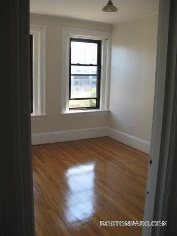 Building Photo - 448 Park Dr