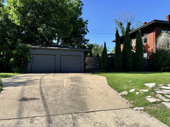 Building Photo - 2903 N Robinson Ave