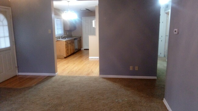 Building Photo - 3BR rancher with appliances and garage. Pr...