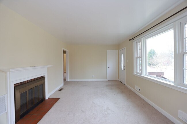 Building Photo - Spacious Brick Rancher in the heart of Tuckahoe in Westend!