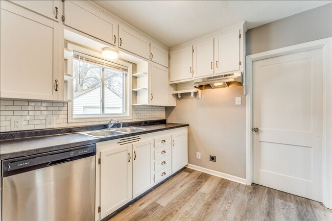 Building Photo - Adorable 2 Bed Riverside Home – Updated & Ready Now!