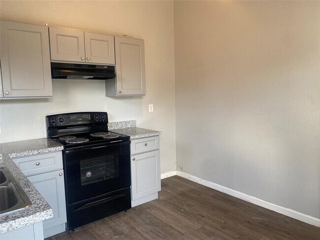 Building Photo - 321 W Austin Ave