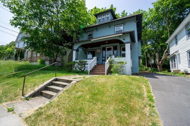 Building Photo - 960 Lancaster Ave