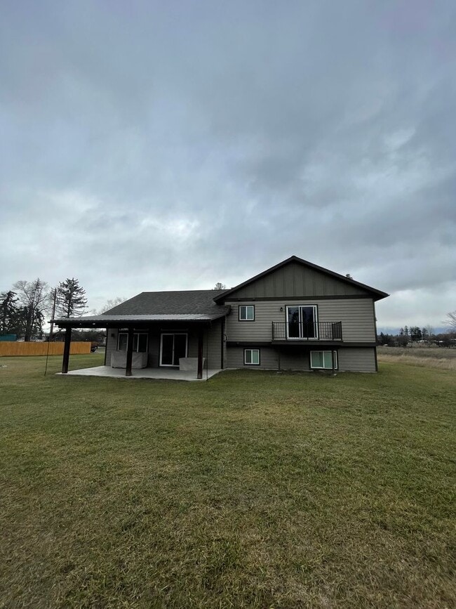 Building Photo - Beautiful Pet Friendly Home