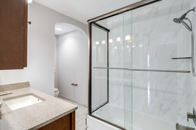 BATHROOM 2 - 309 WARWICK Rd