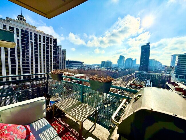 Building Photo - 125 E 13th St