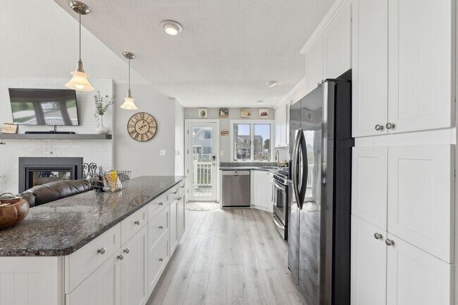 Building Photo - 572 Ocean Ave