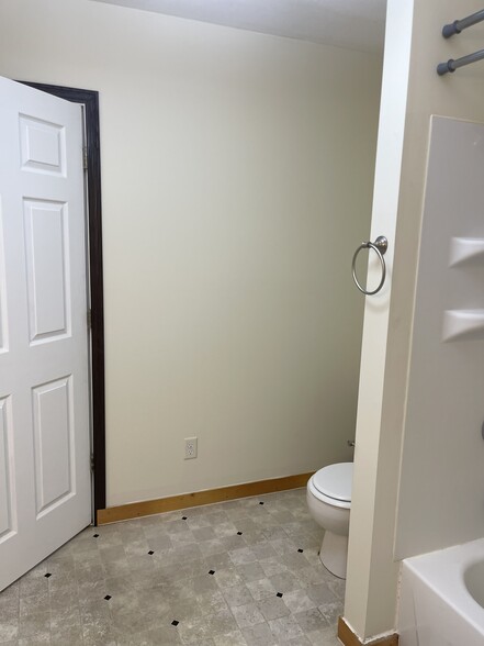 Building Photo - 1048 Caldwell Ave