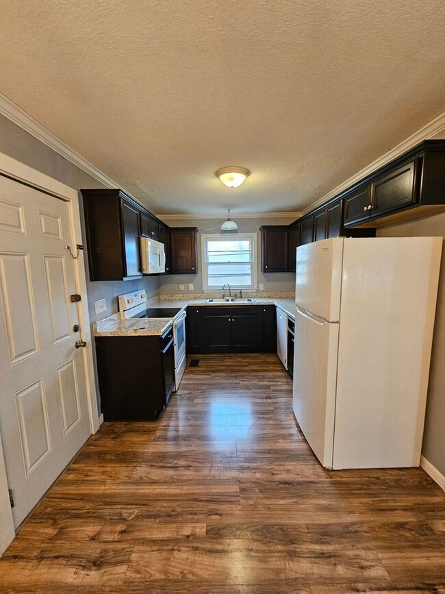 Building Photo - 3 Bedroom 1 Bathroom Home w/ Bonus Off of Gum Branch Rd.