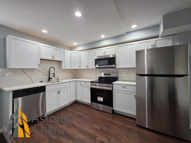 Building Photo - Renovated 2 Bedroom + Den, 3 Bath Home with Ensuites, Finished Basement and Stainless Appliances