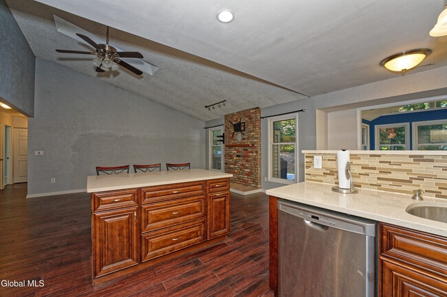 Building Photo - 638 Top Ridge Dr